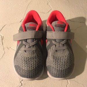 Nike kids revolution 4